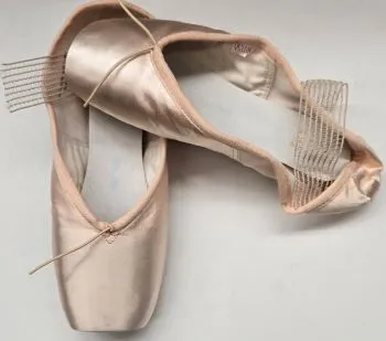 La Pointe -- Pointe Shoe -- Pink Satin