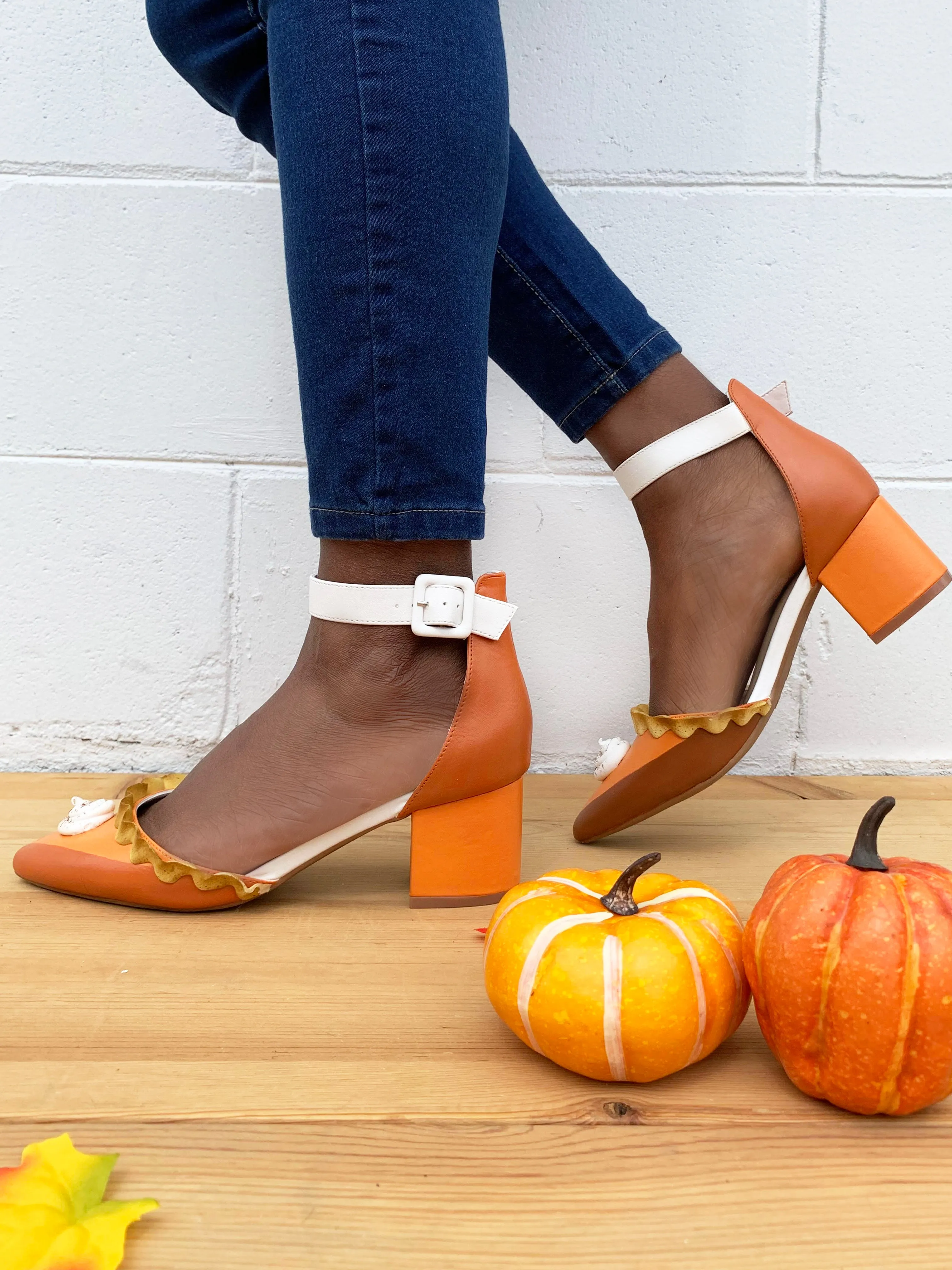 Limited Edition Pumpkin Pie 2.5'' Heels Sz 6